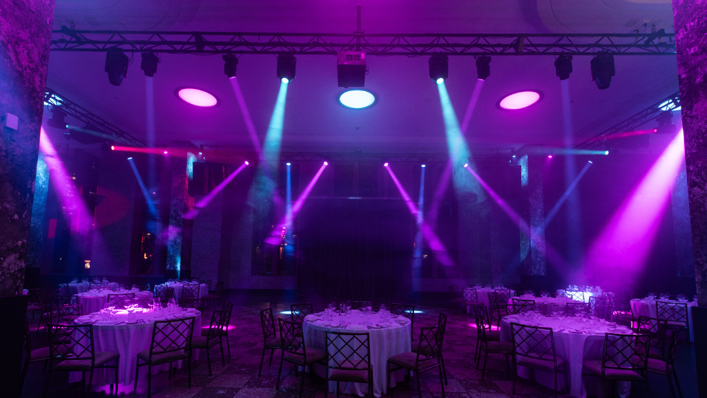 Coloured moving lights for a dinner