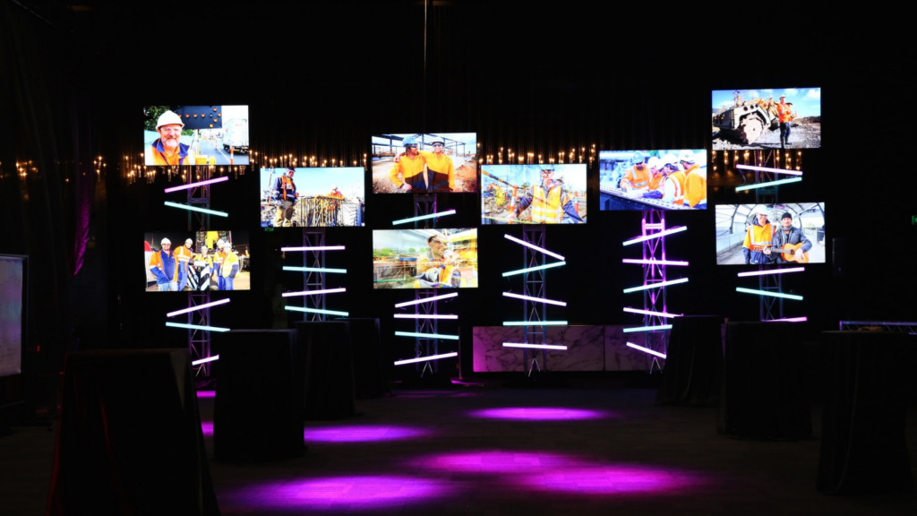 Vertical display of screens and lighting tubes